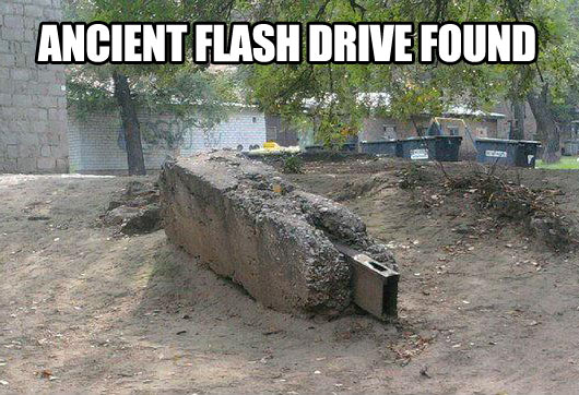 [Imagen: ancient-flash-drive_zpsc3fff1a0.jpg]